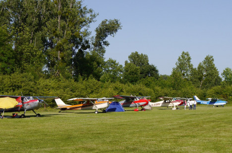 Flieger geparkt, Zelte aufgebaut und dann entspannen auf unserem schönen Flugplatz.