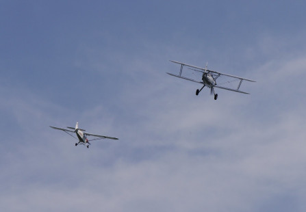 Piper PA-18 und Boeing-Stearman in Formation.